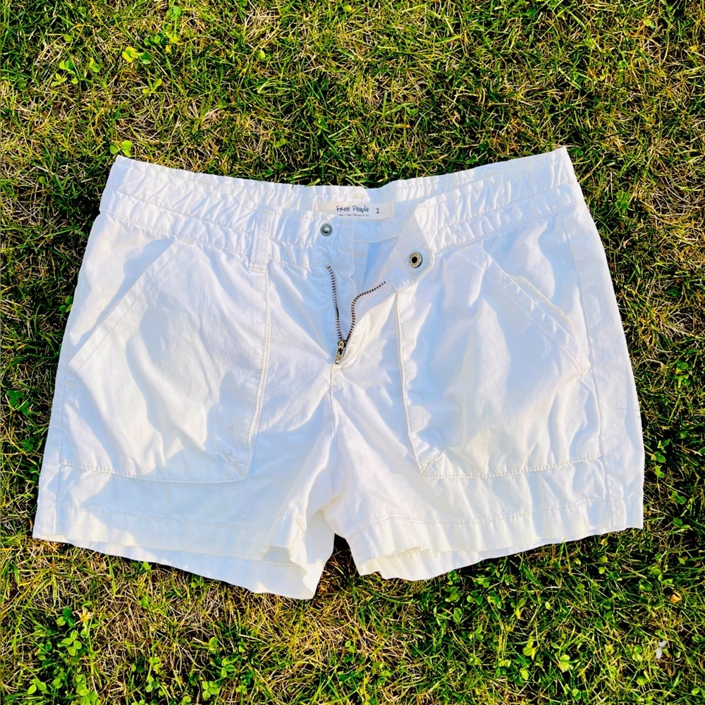Free People White Women's Cargo Shorts size 2 - Picture 2 of 4